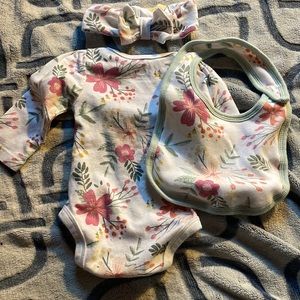 Long sleeve Onesies, Bow and Matching Bib